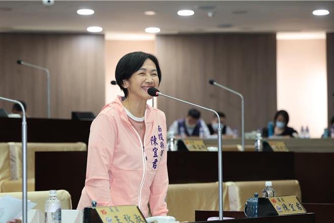 南投县议员陈宜君等人关切县立美物馆及表演艺术中心案，认为斥资37.5亿元盖美术馆，能吸引交流人口、关系人口来南投定居，创造人口红利。（杨静茹摄）