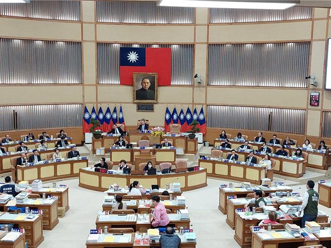 新北市长侯友宜总预算报告后备询与否蓝绿吵翻天，议长蒋根煌最后拍板列下次预备会讨论。（陈慰慈摄）