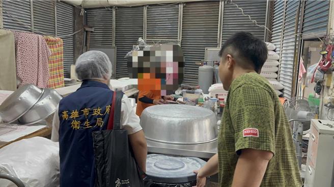 高雄早餐店馒头藏「棉线」，卫生局立刻派员前往稽查，查出该店有多项环境缺失，饬令业者限期改善。（高市卫生局提供／纪爰高雄传真）