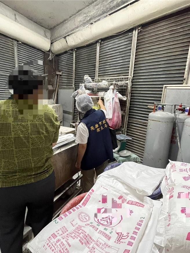 业者向卫生局表示，疑似是麵粉袋封口棉线不慎包进馒头，而卫生局人员在现场随机抽验馒头，也没有发现棉线异物。（高市卫生局提供／纪爰高雄传真）