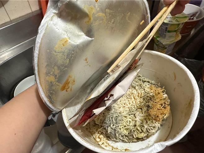 民进党台北市议员陈怡君昨日要食用泡麵时，一拆封竟然发现泡麵已经发霉，还散发一股恶臭。（台北市议员陈怡君提供／刘彦宜台北传真）