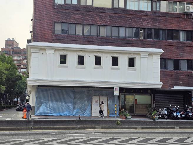 北市重庆北路爆争议的工程大楼，近日已拆除外墙鹰架。（记者游定刚拍摄）