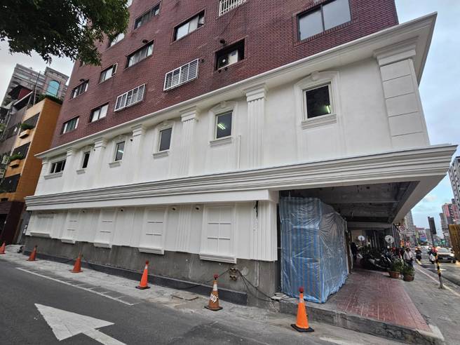 该栋楼1、2楼屋主外墙、内部结构翻修，工程延宕近3年，近日即将完工。（记者游定刚拍摄）