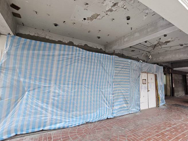 该栋楼屋况老旧，疑有氯离子含量。（记者游定刚拍摄）