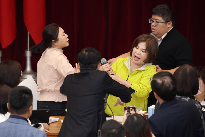 立法院财政委员会11日会议进行一半，主席赖惠员(右)宣布休息，蓝委李彦秀(左)表达不满，衝突场面不断。（邓博仁摄）