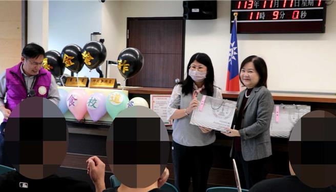 民眾共同參與宣示活動，得標民眾領取宣導品。（行政執行署新北分署提供）