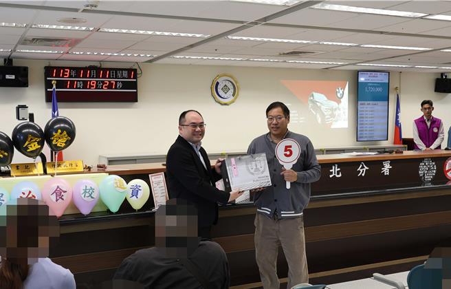 民眾共同參與宣示活動，得標民眾領取宣導品。（行政執行署新北分署提供）