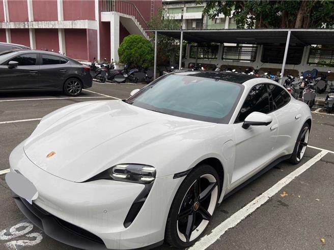 PORSCHE TAYCAN純電跑車民眾出價未達底價流標。（行政執行署新北分署提供）