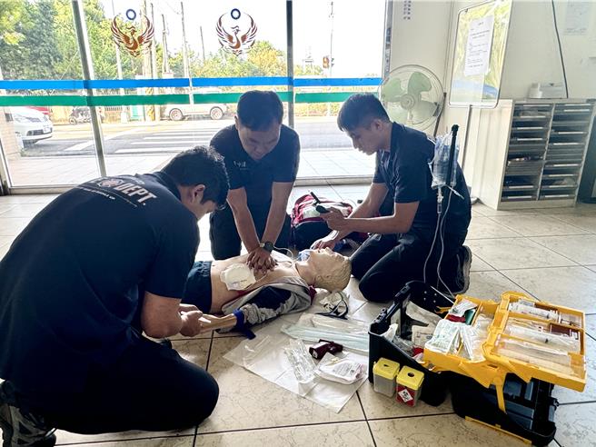 为提升救护员实施高救术的效率与安全管控，雾峰消防分队队员陈进鸿自行改良、研发救护器材箱获得专利，他11日分享，工具箱加装点滴架、针剂盒等零件促进救护过程更顺畅，初步计算可以缩短给药与救护停留时间约1至2分钟。（潘虹恩摄）