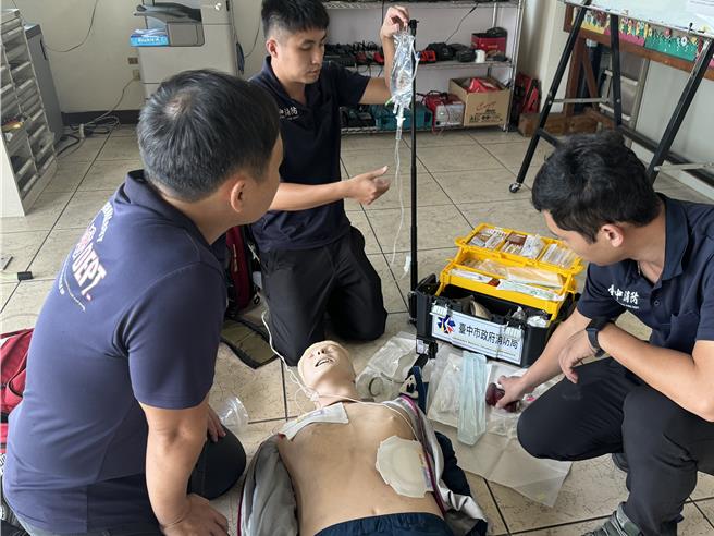 为提升救护员实施高救术的效率与安全管控，雾峰消防分队队员陈进鸿自行改良、研发救护器材箱获得专利，他11日分享，工具箱加装点滴架、针剂盒等零件促进救护过程更顺畅，初步计算可以缩短给药与救护停留时间约1至2分钟。（潘虹恩摄）