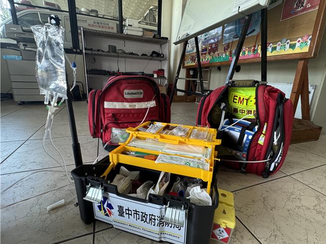 雾峰消防分队队员陈进鸿自行改良、研发高级救护器材箱，器材箱加装点滴架、针剂弃置盒等零件，日前申请专利通过。（潘虹恩摄）