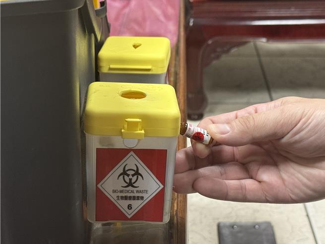 为避免被针具、药剂等扎伤、划伤，雾峰消防分队队员陈进鸿改良高救箱，设置装设医疗废弃物的零件盒，救护人员可直接利用盒子打开药剂玻璃瓶。（潘虹恩摄）