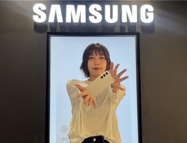 至遠百竹北使用遠百App單筆消費滿3000元，有機會抽中SAMSUNG S24手機。（遠百提供）