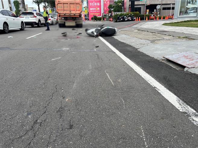 一名骑士行驶在员林市中山路一段外侧车道路中间时，遭后方行驶砂石车推撞，女骑士因此遭卷人车底，伤重送医不治。（民眾提供／叶静美彰化传真