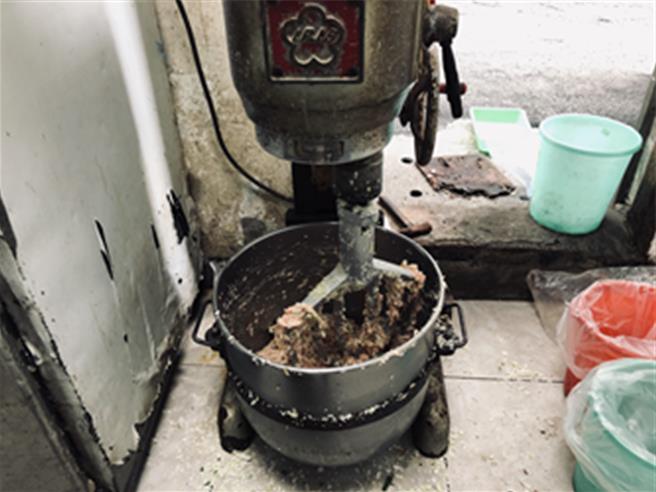 台北市萬華區知名店家「紅葉鍋貼」遭爆食物有蟑螂，台北市衛生局11日回應，已派員前往稽查，經查發現8項衛生缺失，已要求業者限其改善。（台北市衛生局提供）