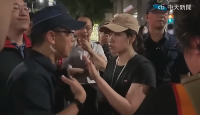 5月國會改革修法青鳥集結，期間1女子對在場警察嗆聲，後被揭發是綠立委洪申瀚助理吳奕柔。（圖／取自《中天新聞》）