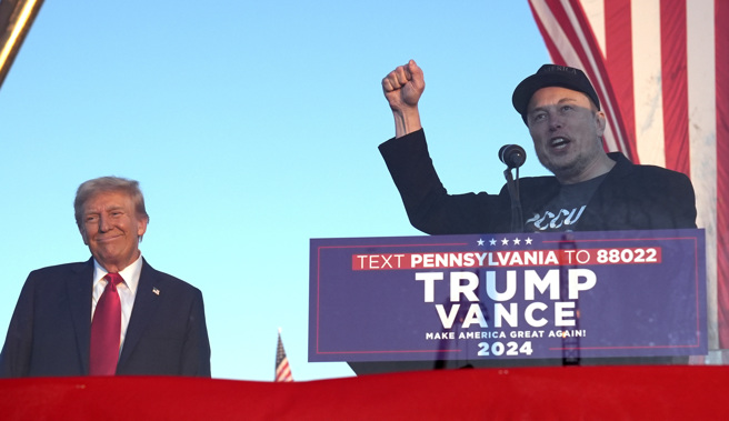 2024年10月5日，马斯克在宾州巴特勒（川普被枪击地点）的造势集会上与川普一起登上舞台。 （美联社资料照片）