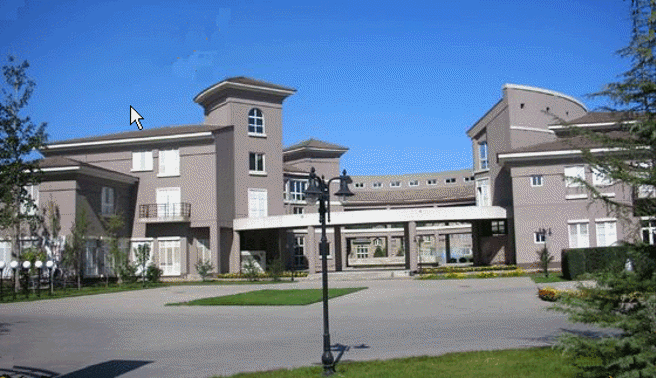 位於北京順義的楓橋別墅社區大門，在荒廢前看起來也相當壯觀，此次拍賣案反映了大陸房地產業的困境。（圖／搜狐網）