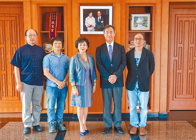 淡江大學董事長張家宜（中）及師長們與2015諾貝爾物理學獎得主、東京大學教授、熊貓講座梶田隆章（右二）合影。圖／淡江大學提供