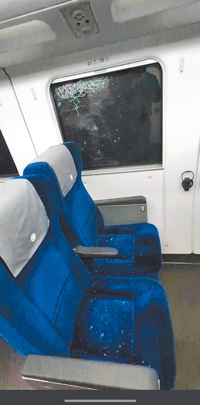 台铁256车次第6车厢遭电线砸中，车顶冒出火花，车窗玻璃龟裂成蜘蛛网状。（民眾提供／吴佩蓉宜兰传真）