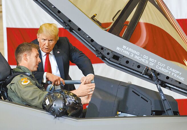 我军方人士研判，美国目前不可能售我F-35战机。图为川普上一任期时，视察空军基地，与F-35的飞行员交谈。（美联社）