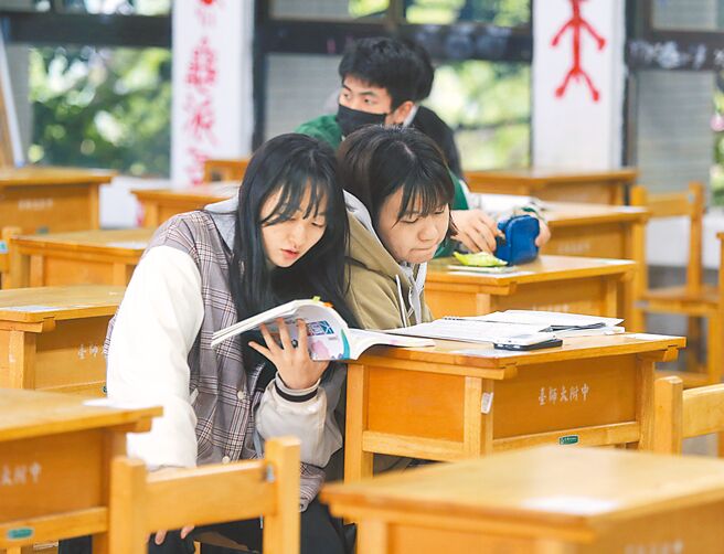 台大商管学系将採计数学乙。图为考生示意图。（本报资料照片）