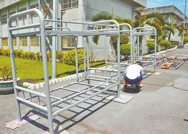 诈欺再犯率高，学者主张恢復刑罚附加「强制工作」，矫正并威吓诈骗集团。图为泰源技训所受刑人制作铁床。（泰源技训所提供）