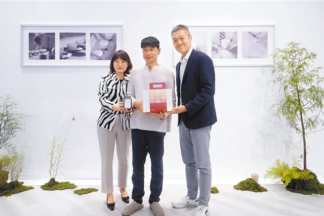 花蓮縣玉里鎮赤科山茶職人陳期泓（中）11月參加法國世界茶葉大賽，以「蜜香紅茶」榮獲金賞，「柚花薰香烏龍」、「芳香菊花茶」奪下銀賞。（花蓮縣政府提供／羅亦晽花蓮傳真）