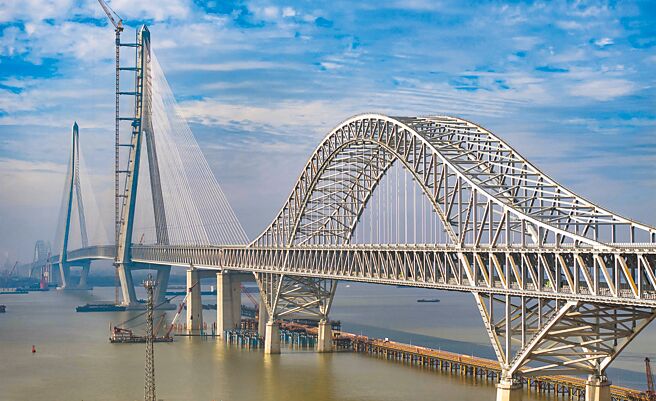 大陆学者称6兆化债方案是拚经济「起点」，更多增量财政政策「好戏在后头」。图为建设中的江苏省常泰长江大桥。（新华社）