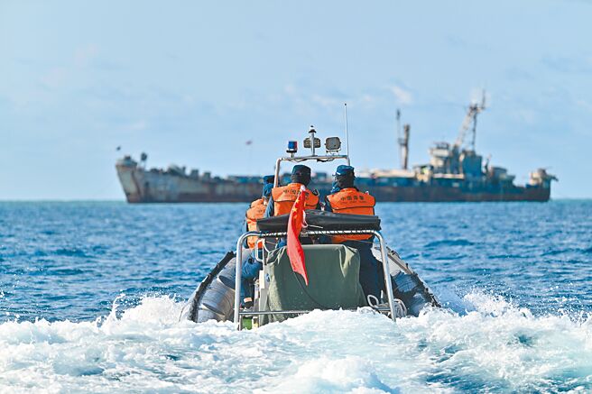 为彰显对南海的主权，大陆10日再公告64座南海岛礁「标准名称」，大多位于主权争议最激烈的仁爱礁与仙宾礁海域。图为中国海警在菲律宾于仁爱礁「坐滩」的军舰附近巡查。（新华社）