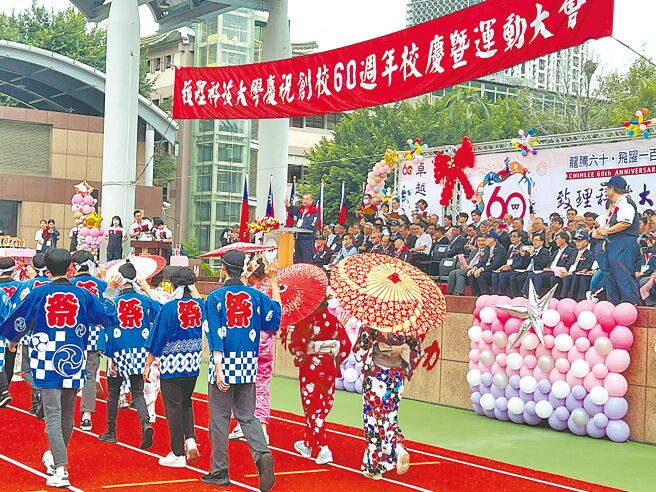 致理科技大学10日举行创校60周年校庆，活动安排各学系师生特色进场。（王扬杰摄）