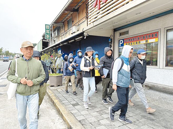 捷运橘线整合桃园市中坜平镇线及平镇龙潭线2条路线，总长约29公里，捷运工程局2024年初在局长刘庆丰（右一）率队下步行踏勘了解路廊沿线环境状况。（桃园市捷运局提供／蔡依珍桃园传真）