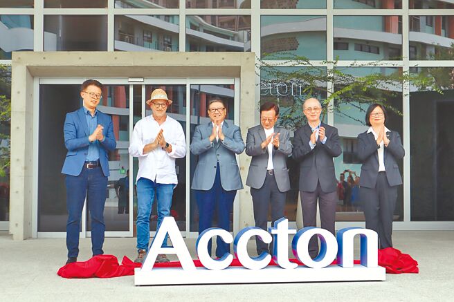 智邦科技进驻位于新竹县竹北市AI智慧园区，并在此设立企业总部，10日在新竹县长杨文科（左三）等人见证下，成为该园区首家开幕启用的科技厂。（邱立雅摄）