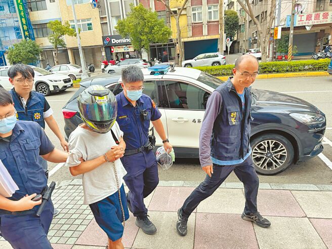 新竹市曾姓男子9日晚間與外甥發生爭吵，竟持刀將對方砍死，警方據報當場將他逮捕，並依殺人罪嫌移送法辦。（陳育賢攝）