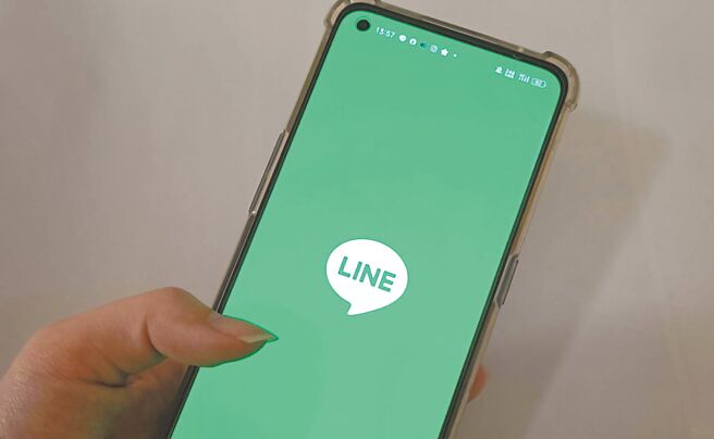 身處資訊爆炸時代，全台2成勞工曾在下班後接獲主管以LINE等通訊軟體交辦工作，打擾休息時間。（陳淑娥攝）