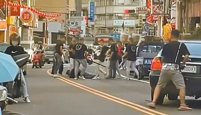 彰化县鹿港庙会活动9日发生两派人马在街头斗殴事件。（民眾提供／冯惠宜彰化传真）