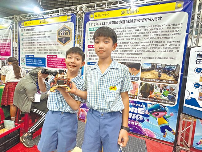 台東縣數位科技利用教育學習成果展共45攤，其中東海國小自走車體驗攤位引來人潮，學生于定廣（左）、劉宣佐（右）包辦車輛組裝及程式編寫，在現場擔任關主。（蔡旻妤攝）