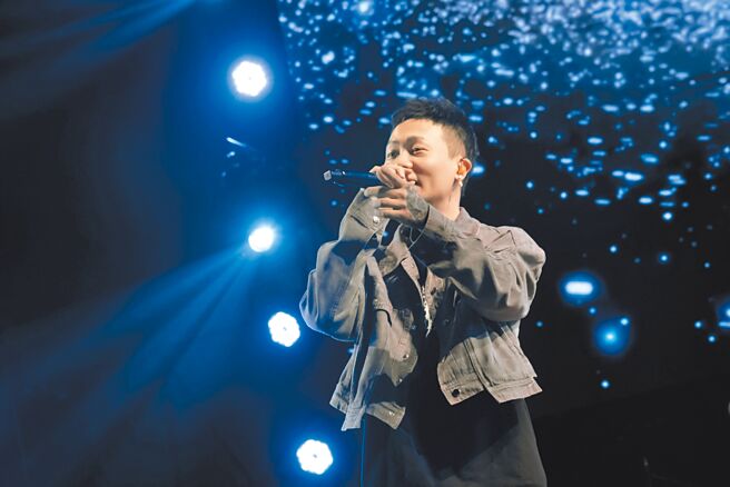 蕭秉治首唱新歌〈我對你的愛沒有盡頭〉，全場大合唱。（相信音樂提供）