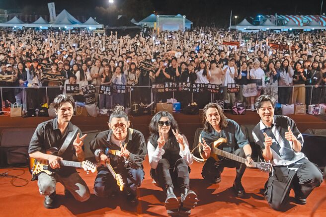 麋先生演唱〈2020再出發〉，引領起所有選手向前跑的氣勢。（相信音樂提供）