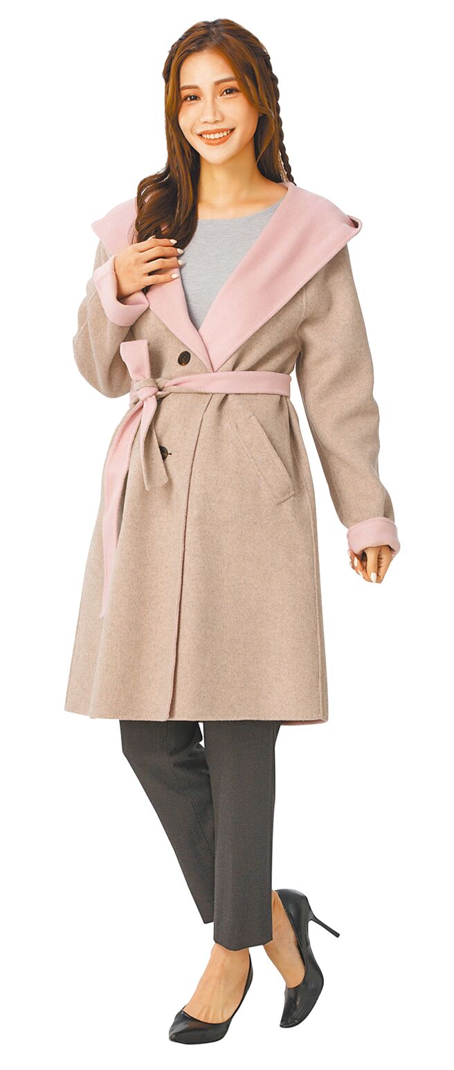 SOGO忠孝館MK MICHEL KLEIN雙色綁帶大衣，原價2萬1990元、特價1萬7000元，粉色、淺綠色共限量30件。（SOGO提供）