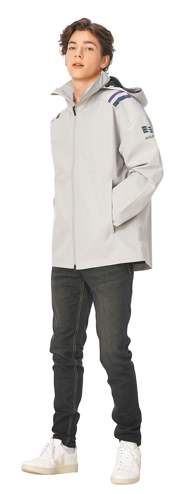 SOGO復興館REGATTA CLUB防風防潑水外套，原價5980元、特價2900元，兩色共限量30件。（SOGO提供）