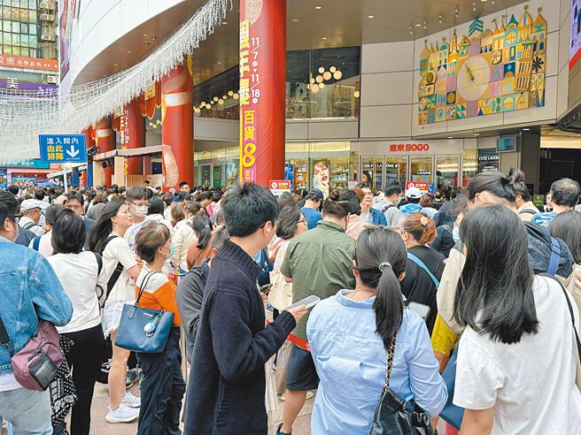 SOGO周年慶首周末人潮擠爆，開店前都有上千人排隊等著進場。（SOGO提供）
