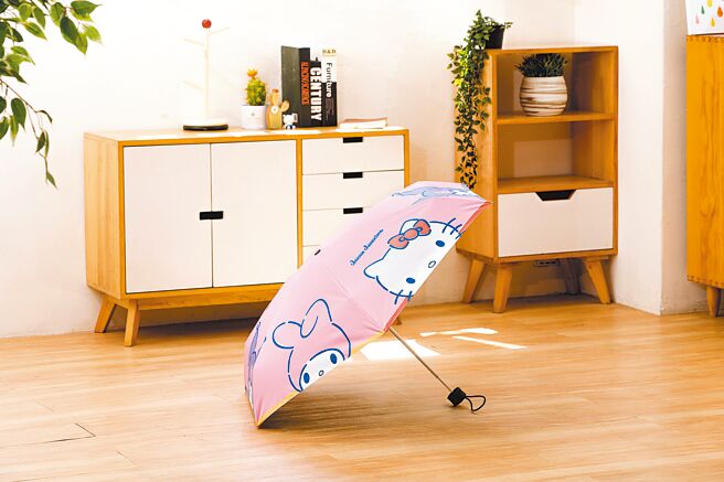 11月11日至11月12日SOGO敦化館持指定快樂購卡單筆滿1000元送「Sanrio輕巧摺疊傘」。（SOGO提供）