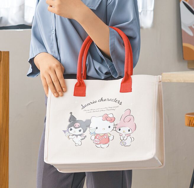 11月11日至11月12日SOGO忠孝館、復興館持指定快樂購卡單筆滿1000元送「Sanrio經典帆布袋」。（SOGO提供）