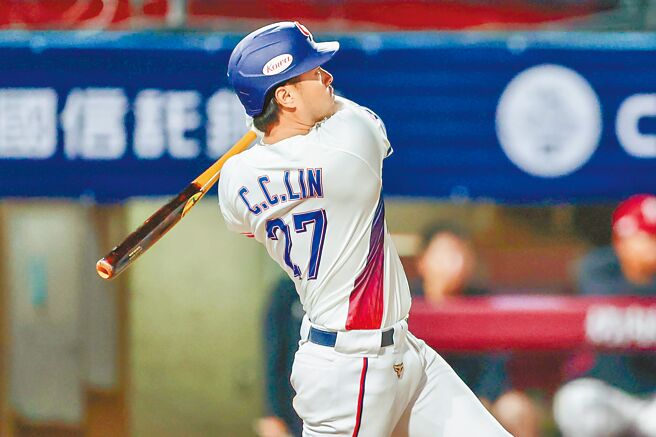林家正打出加入中华队3场实战首轰。（陈麒全摄）