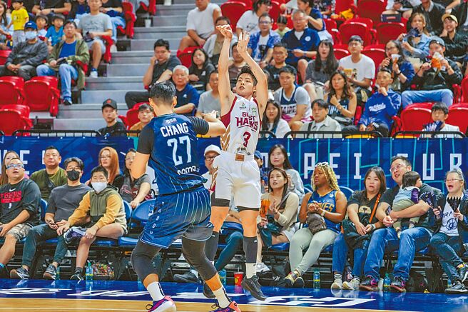 谷毛唯嘉（右）10日全场投进5记三分球、拿下23分。（PLG提供）