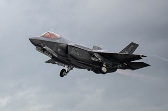 傳台灣擬砸4800億買F-35、神盾艦！施孝瑋揭「顧好雷達」更重要