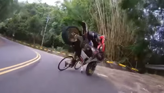 生死瞬間！自行車女三寶山路逆向衝  重機男急煞「翹後輪」