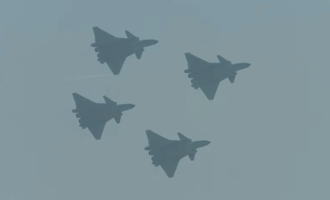 直播》殲-20 4機編隊飛行、Su-57秀「落葉飄」 第15屆珠海航展正式開幕
