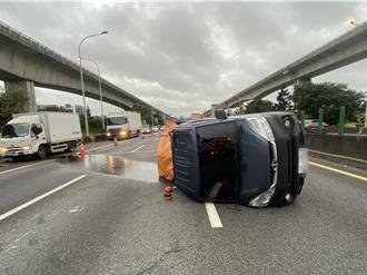 國1南向楊梅段「3車連環撞」 車流一度回堵！2人受傷